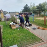 Panowie pakują elektrośmieci