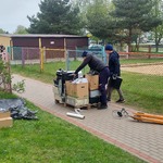 Panowie pakują elektrośmieci