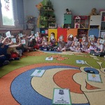 Dzieci trzymające obrazki przedstawiające rodzaje śmieci