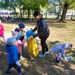 Dzieci wrzucają śmieci do worków
