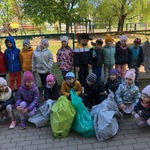 Dzieci z grupy Biedronki i Mrówki z workami uzbieranych śmieci