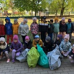 Dzieci z grupy Biedronki i Mrówki z workami uzbieranych śmieci