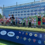 Grupa Motylków stojąca na scenie z dyplomami