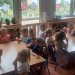 Pszczółki siedzące przy stolikach jedzące lody