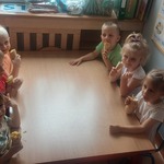 Pszczółki siedzące przy stolikach jedzące lody