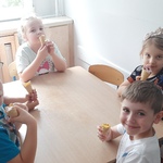 Biedronki konsumują lody przy stoliku