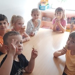 Biedronki konsumują lody przy stoliku