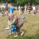Dzieci z rodzicami uczestniczące w konkurencji sportowej