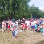 Dzieci z rodzicami uczestniczące w konkurencji sportowej