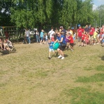 Dzieci z rodzicami uczestniczące w konkurencji sportowej