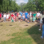 Dzieci z rodzicami uczestniczące w konkurencji sportowej