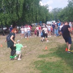Dzieci z rodzicami uczestniczące w konkurencji sportowej