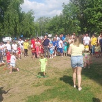 Dzieci z rodzicami uczestniczące w konkurencji sportowej