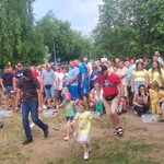 Dzieci z rodzicami uczestniczące w konkurencji sportowej