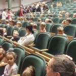 Dzieci siedzące na fotelach w auli WANS