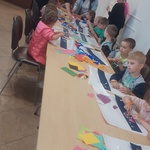 Dzieci wykonujące pracę plastyczną
