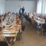 Dzieci wykonujące pracę plastyczną
