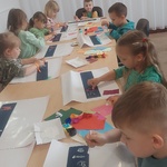 Dzieci wykonujące pracę plastyczną