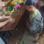 Dzieci w zabawie w sianie