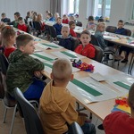 Przedszkolaki wykonują pocztówkę z Agroturystyki