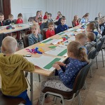 Dzieci wykonują pocztówkę z Agroturystyki