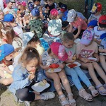 Przedszkolaki konsumują owoce