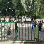 Przedszkolaki biegają po placu zabaw