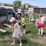 Przedszkolaki rzucają woreczkami do celu