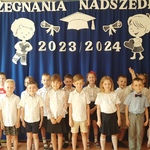 Dzieci na tle dekoracji w galowych strojach