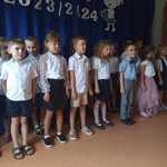 Sześciolatki w strojach galowych podczas uroczystości