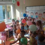 Dzieci tańczące z balonami