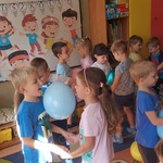 Dzieci tańczące z balonami