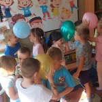 Dzieci tańczące z balonami