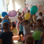 Dzieci tańczące z balonami