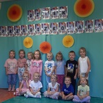 Motylki na tle dekoracji z okazji Dnia Przedszkolaka
