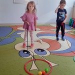 Pszczółki podczas zabaw ruchowych z okazji Dnia Przedszkolaka