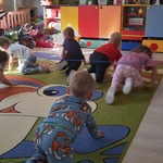 Pszczółki podczas zabaw ruchowych z okazji Dnia Przedszkolaka