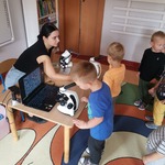 Zabawy badawcze z mikroskopami w grupie Pszczółki