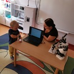 Zabawy badawcze z mikroskopami w grupie Pszczółki