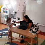 Zabawy badawcze z mikroskopami w grupie Pszczółki