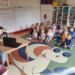 Zabawy badawcze z mikroskopami w grupie Pszczółki