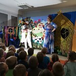 Dzieci oglądają teatrzyk 