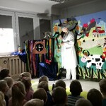 Dzieci oglądają teatrzyk 