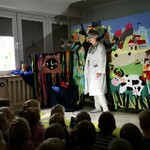 Dzieci oglądają teatrzyk 
