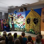 Dzieci oglądają teatrzyk 