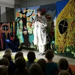 Dzieci oglądają teatrzyk 