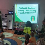 Dzieci na zajęciach z funkcjonariuszami z Podlaskiego Oddziału Straży Granicznej