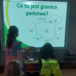 Dzieci na zajęciach z funkcjonariuszami z Podlaskiego Oddziału Straży Granicznej