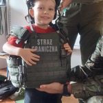 Dzieci na zajęciach z funkcjonariuszami z Podlaskiego Oddziału Straży Granicznej