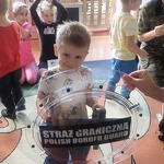 Dzieci na zajęciach z funkcjonariuszami z Podlaskiego Oddziału Straży Granicznej